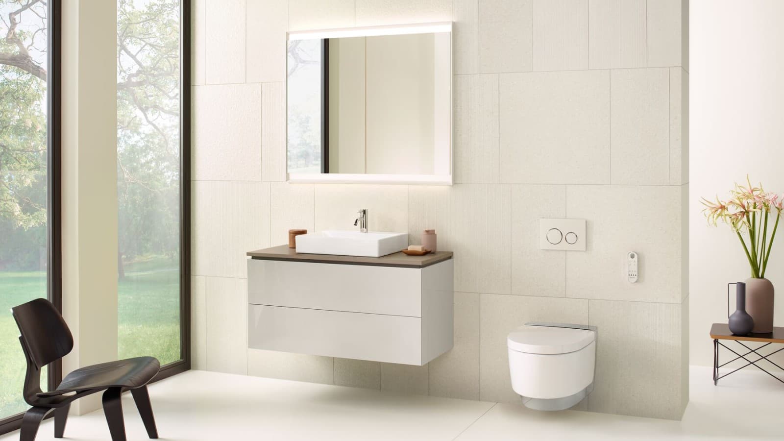 White bathroom with mirror cabinet, washbasin cabinet, actuator plate and ceramic appliances from Geberit White bathroom with mirror cabinet, washbasin cabinet, actuator plate and ceramic appliances from Geberit