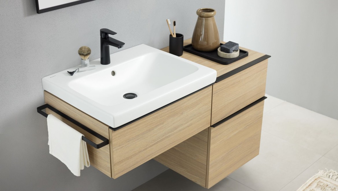 Washplace with wall-mounted washbasin in white matte and black matte bathroom accessories