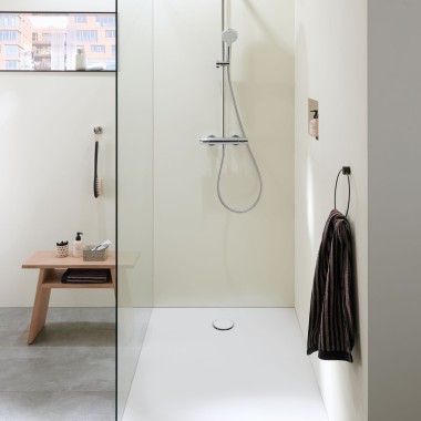 Floor-even shower with glass walk-in shower panel