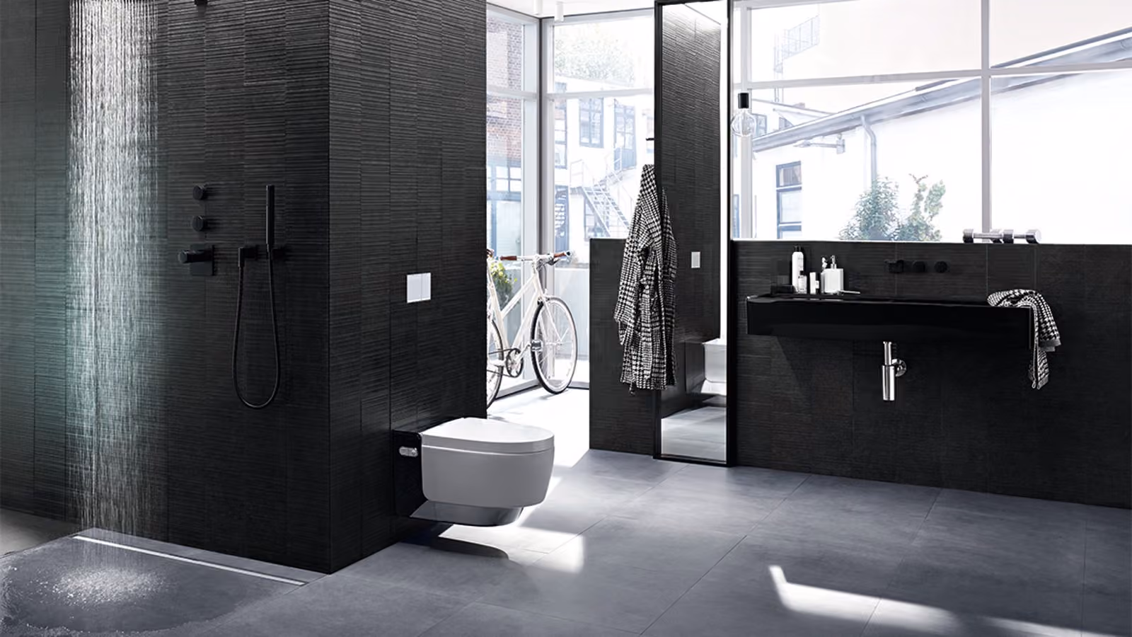 Black bathroom with Geberit in-wall system and wall-hung toilet Black bathroom with Geberit in-wall system and wall-hung toilet